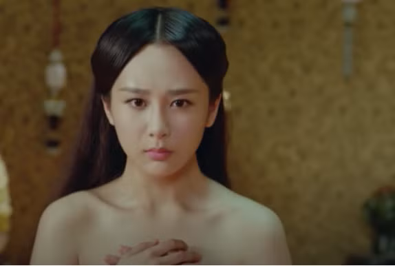 Cô theo lệnh của sư phụ tiếp cận vua để chờ cơ hội báo thù nước nợ nhà. Tuy nhiên, Dịch Hoan và vua rơi vào lưới tình lúc nào không hay.