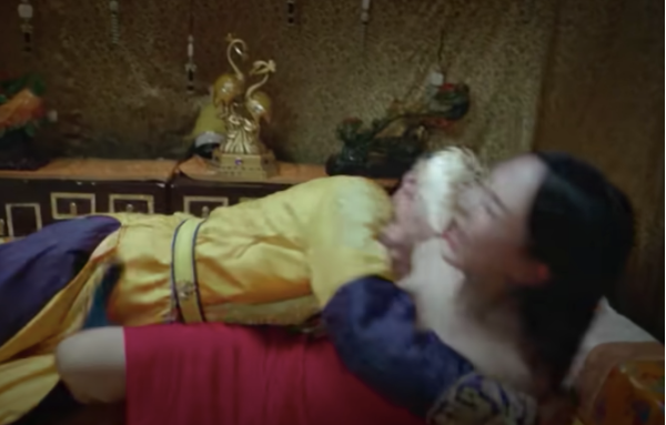 Sự thật cảnh thị tẩm nữ diễn viên chỉ quấn quanh người một chiếc khăn tắm màu đỏ. Cụ thể, khi được đưa vào phòng của vua, Dịch Hoan liên tục tránh né, bỏ chạy. Trước phản ứng của người đẹp, vua không kiềm chế được bản thân và có định cưỡng bức cô nàng.