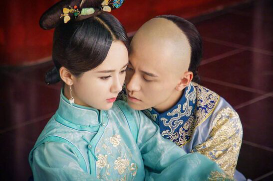 Nội dung của phim "Long Châu Truyền Kỳ" chủ yếu xoay quanh chuyện tình giữa vua Khang Hy (Tần Tuấn Kiệt đóng) và Chu Dịch Hoan (Dương Tử đảm nhận) - công chúa cuối cùng của triều Minh. Dịch Hoan lớn lên trong Minh Châu cốc và chăm chỉ luyện võ nghệ. Khi đã trưởng thành, Dịch Hoan rời Minh Châu cốc.