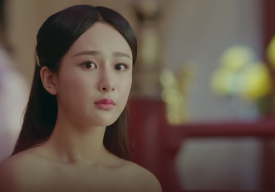 Trong phim, Dịch Hoan được yêu cầu kiểm tra cơ thể trước khi bước vào cảnh cô được vua thị tẩm. Nhan sắc của nữ diễn viên "Hương mật mật tựa khói sương" khiến khán giả khó có thể rời mắt.