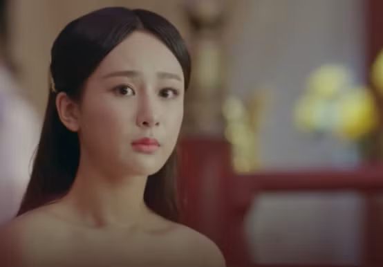 Trong phim, Dịch Hoan được yêu cầu kiểm tra cơ thể trước khi bước vào cảnh cô được vua thị tẩm. Nhan sắc của nữ diễn viên "Hương mật mật tựa khói sương" khiến khán giả khó có thể rời mắt.