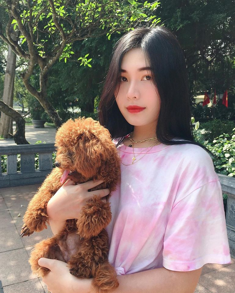 "Đam mê lớn nhất của tôi là thời trang. Tôi mong ước sau này trở thành nhà thiết kế, có thương hiệu riêng. Tôi ngưỡng mộ những phụ nữ tự tin, mạnh mẽ, độc lập và có thành tựu trên con đường sự nghiệp", 9X giãi bày.