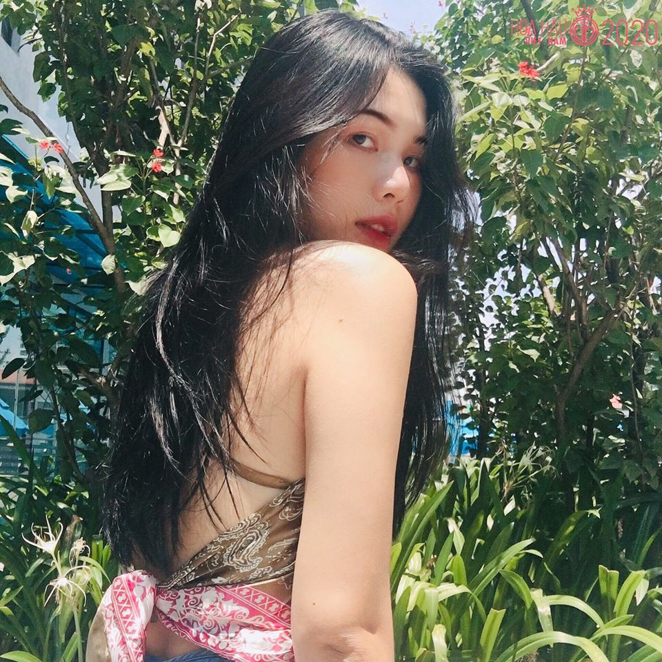 Vương Diệu Linh là một trong những thí sinh đăng ký thi Hoa hậu Việt Nam 2020. Cô sống tại Hà Nội, theo học ngành mỹ thuật. Ngoài ra, 9X còn làm giáo viên tại một trung tâm Anh ngữ. Diệu Linh mới thi IELTS vào đầu năm, đạt kết quả 7.0.