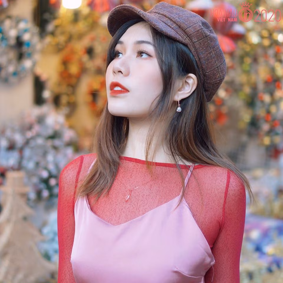 Nữ sinh 9X yêu thích mọi thứ liên quan đến lĩnh vực nghệ thuật. Ngoài chuyên ngành mỹ thuật, cô đam mê thời trang, có năng khiếu múa và nhảy hiện đại. Diệu Linh cũng có một kênh riêng, đăng tải các video về tiếng Anh hoặc những món đồ tự làm. Ảnh: HHVN.