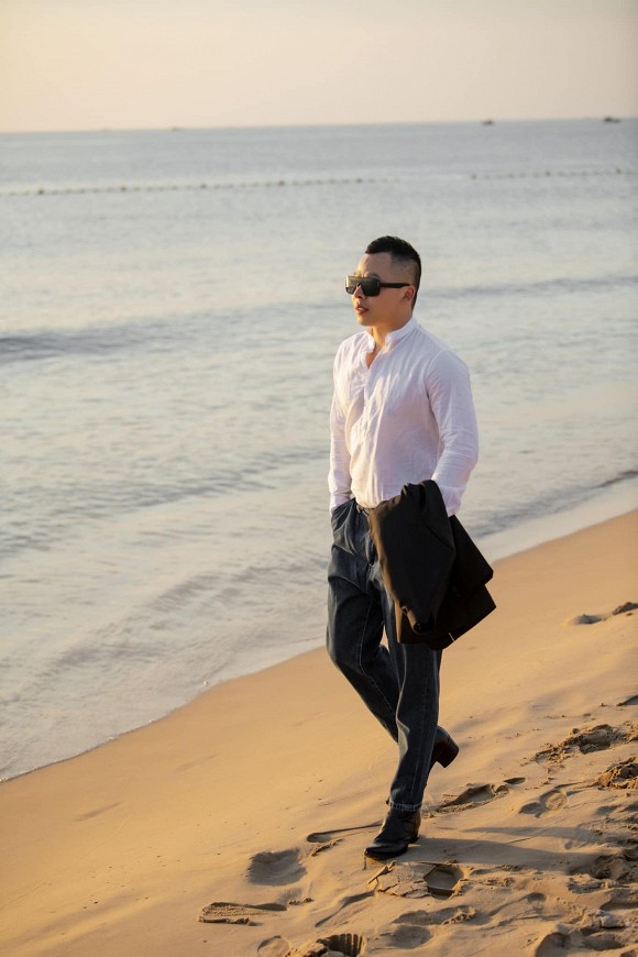 Anh đăng tải một loạt ảnh lên đồ cực sành điệu đi dự đám cưới người bạn tại Phú Quốc.