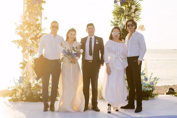 Trong ảnh còn có cả Quách Ngọc Ngoan và Phượng Chanel.