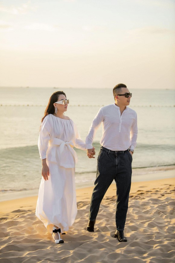 Trên trang cá nhân mới đây, Vũ Khắc Tiệp còn đăng ảnh nắm tay Phượng Chanel đi dạo bờ biển rất thảnh thơi như một lời đáp trả trước những tin đồn.