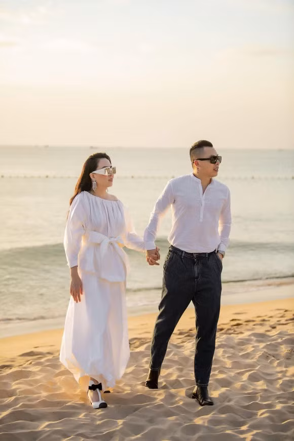 Trên trang cá nhân mới đây, Vũ Khắc Tiệp còn đăng ảnh nắm tay Phượng Chanel đi dạo bờ biển rất thảnh thơi như một lời đáp trả trước những tin đồn.
