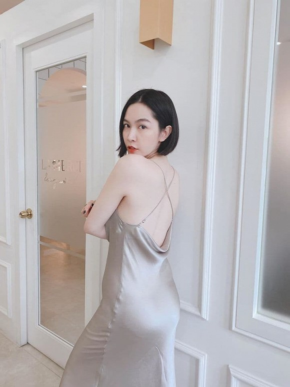 Được biết, con dâu nữ nghệ sĩ là Nguyễn Nhật Hạ, là doanh nhân trẻ trong lĩnh vực làm đẹp.