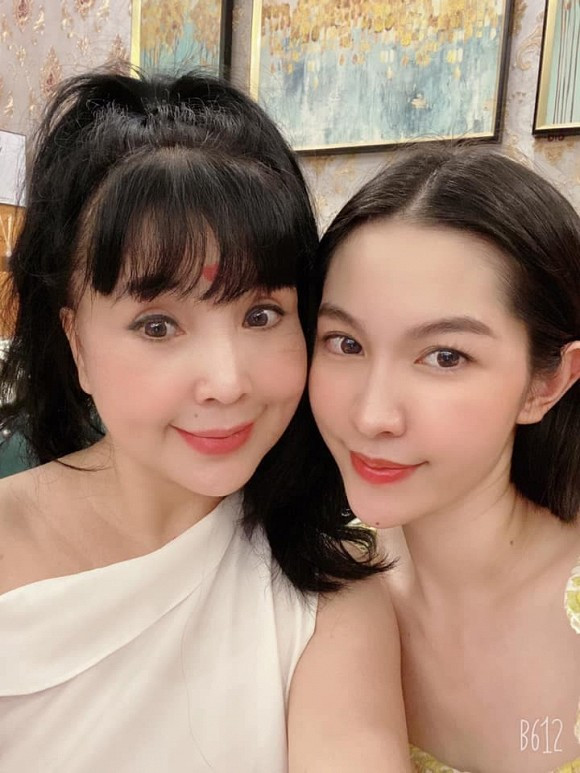 Mới đây, nữ diễn viên bất ngờ đăng ảnh bên con dâu kèm chú thích: "Hai mẹ con chụp vội được cái ảnh". Bên cạnh khen ngợi nhan sắc trẻ trung của Lan Hương, một số người đổ dồn sự chú ý vào cô gái bên cạnh. Nhiều người nhận xét, con dâu của NSND Lan Hương rất xinh đẹp, không thua kém hot girl nào.