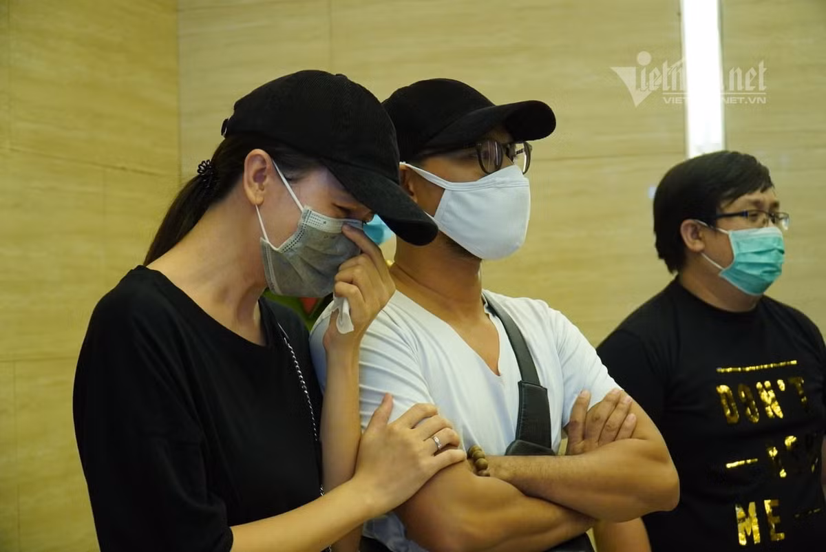 Ái Châu là người bạn thân của Mai Phương ít người biết. Cô luôn ở bên cạnh Mai Phương tới tận những ngày cuối cùng. "Tôi gặp Mai Phương 3 ngày trước khi chị ấy mất. Lúc đó Mai Phương yếu nhiều, gần như nửa tỉnh nửa mê mà không thể làm được gì cả. Tôi nhìn chị thương vô cùng và hiểu được sự bất lực của chị khi sắp phải rời xa mọi người", cô chia sẻ với VietNamNet trước đó.