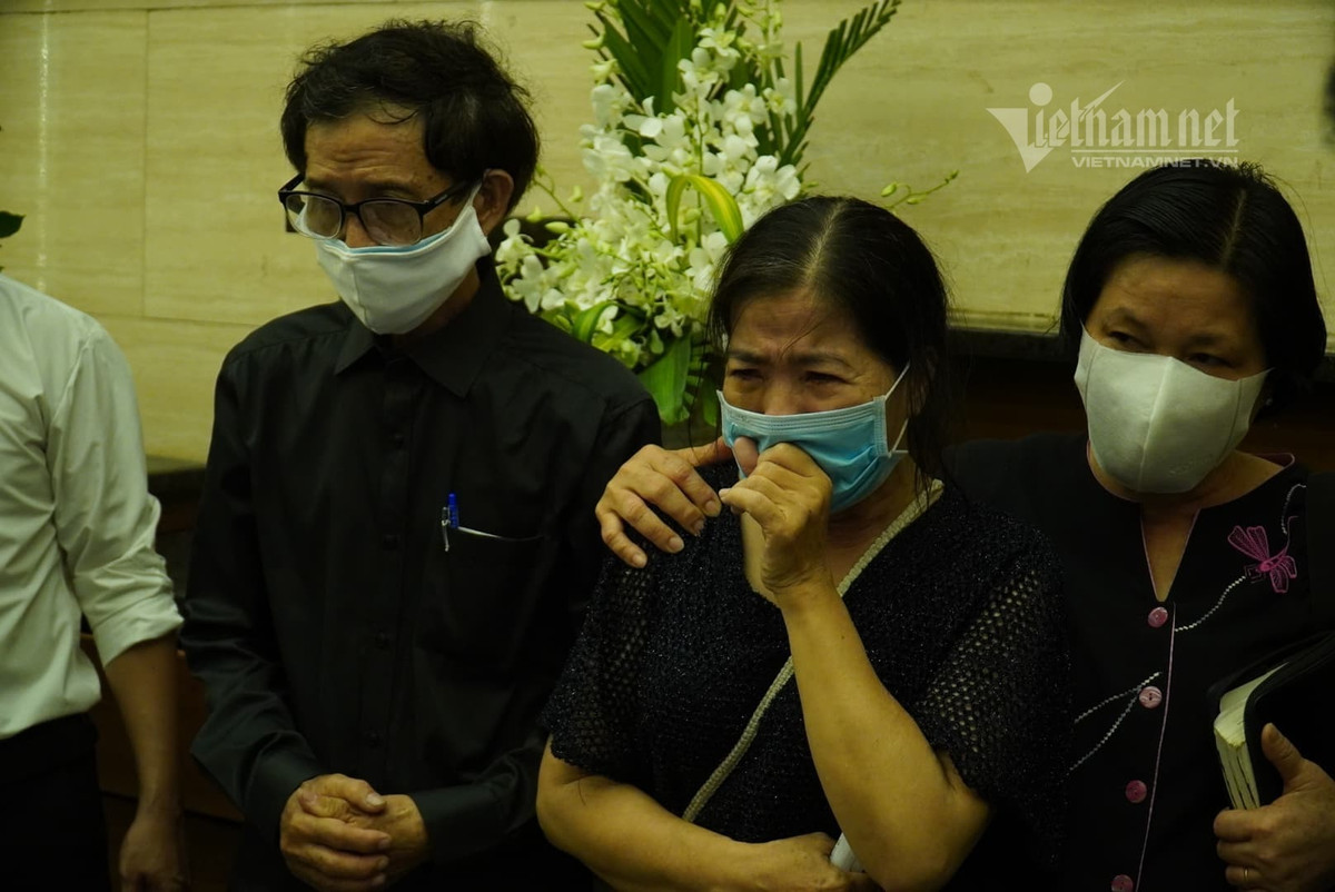 Cha mẹ Mai Phương đau buồn khi con gái duy nhất của ông bà qua đời, để lại con gái nhỏ mới 7 tuổi. Xem video "Ước nguyện của Mai Phương trước khi qua đời". Nguồn VTC: