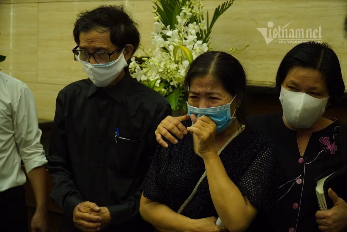 Cha mẹ Mai Phương đau buồn khi con gái duy nhất của ông bà qua đời, để lại con gái nhỏ mới 7 tuổi. Xem video "Ước nguyện của Mai Phương trước khi qua đời". Nguồn VTC: