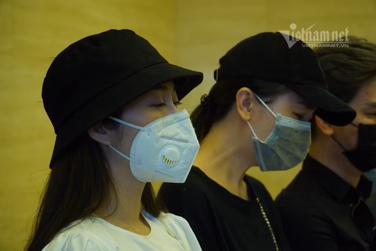 Ái Châu, Ốc Thanh Vân khóc nghẹn trước giờ hỏa táng Mai Phương. Cả 2 đã có mặt trong cả 3 ngày để chuẩn bị tang lễ và lo liệu cùng với gia đình. Ốc Thanh Vân là bạn thân và cũng là người chăm sóc về tinh thần cho Mai Phương rất nhiều trong suốt thời gian cô bị bệnh.