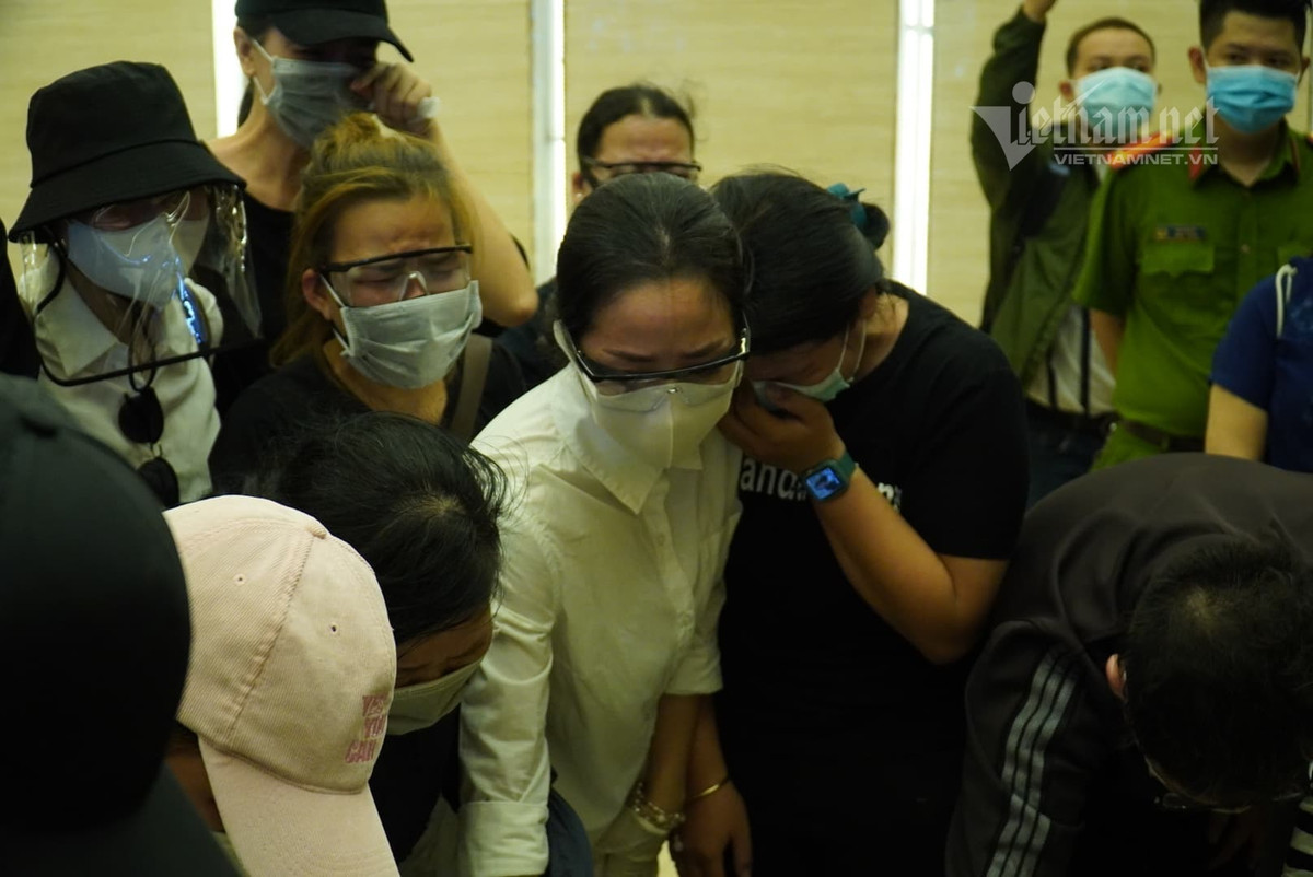 Mọi người không cầm được nước mắt khi chứng kiến quan tài của Mai Phương được đưa vào nhà hỏa táng. Ốc Thanh Vân từng chia sẻ rất đau lòng những ngày cuối của Mai Phương: "Những ngày cuối đời em rất đau, em không thể nằm được mà chỉ ngồi và gục đầu xuống. Tôi nâng đầu lên, em lại gục xuống. Chỉ có tư thế đó mới giúp em bớt đau. Giấc ngủ là một điều rất xa xỉ với em", chính vì thế khi Mai Phương ra đi cô thấy nhẹ nhõm hơn vì Mai Phương cũng đã ngủ được rồi.