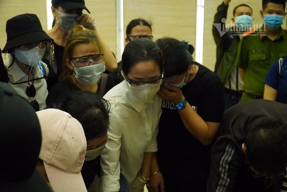 Mọi người không cầm được nước mắt khi chứng kiến quan tài của Mai Phương được đưa vào nhà hỏa táng. Ốc Thanh Vân từng chia sẻ rất đau lòng những ngày cuối của Mai Phương: "Những ngày cuối đời em rất đau, em không thể nằm được mà chỉ ngồi và gục đầu xuống. Tôi nâng đầu lên, em lại gục xuống. Chỉ có tư thế đó mới giúp em bớt đau. Giấc ngủ là một điều rất xa xỉ với em", chính vì thế khi Mai Phương ra đi cô thấy nhẹ nhõm hơn vì Mai Phương cũng đã ngủ được rồi.