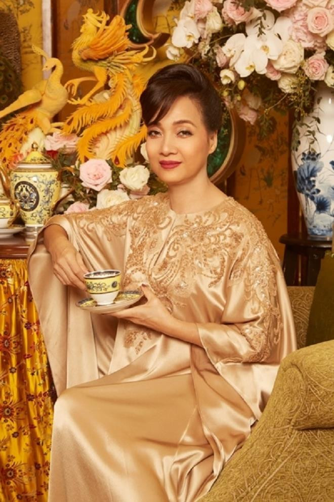 Ở tuổi 57, NSND Lê Khanh vào vai quý bà Thái Tuyết Mai trong phim "Gái già lắm chiêu". Vẻ đẹp thanh tao, quý phái của chị gây ấn tượng mạnh với khán giả.