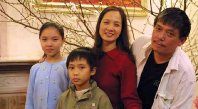 NSND Lê Khanh cùng chồng và hai con. Đạo diễn Phạm Việt Thanh từng chia sẻ, anh là người lo kinh tế cho gia đình để Lê Khanh được sống trọn vẹn với niềm đam mê sân khấu. Trước khi nghỉ hưu, NSND Lê Khanh đảm nhận vai trò Phó Giám đốc Nhà hát Tuổi trẻ.