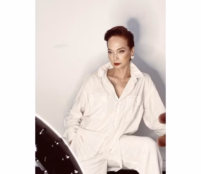 Ở phần tiếp theo của phim "Gái già lắm chiêu", NSND Lê Khanh khiến khán giả bất ngờ khi cắt phăng mái tóc dài từng gắn bó với chị trong suốt 20 năm qua để xuất hiện với vẻ ngoài cực kỳ cá tính.