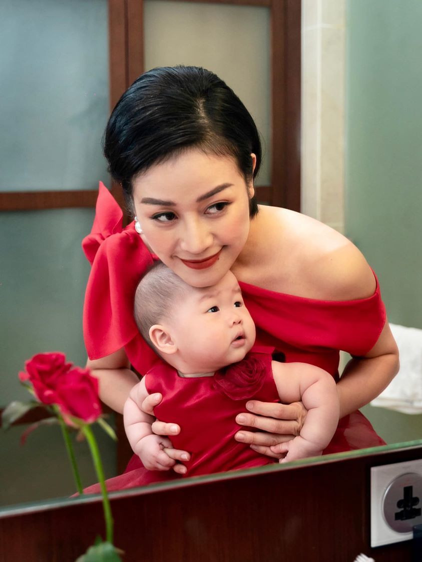 MC Phí Linh đăng ảnh bên con gái kèm lời dễ thương: ''Em là bông hồng nhỏ".