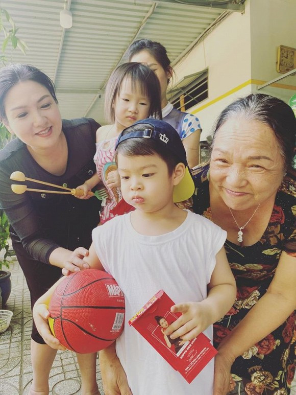 Sau 3 ngay don Tet som ben ngoai, Nhat Kim Anh bat khoc vi phai xa con-Hinh-3