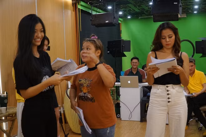 Đặc biệt, chương trình còn có sự xuất hiện của Á hậu Việt Nam Kiều Loan. Người đẹp 20 tuổi tỏ ra khá lúng túng khi lần thử sức trong lĩnh vực diễn xuất. Cô vào vai tiên nữ cùng diễn viên Ngọc Hoa.