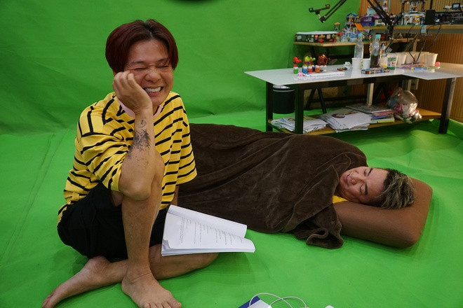 Khoảnh khắc thoải mái, tự nhiên Đàm Vĩnh Hưng và Vũ Hà trong buổi tập. Trong những ngày cận kề Tết Âm lịch, các nghệ sĩ thường bận rộn với lịch chạy show. do đó, việc tập hợp đầy đủ thành viên để chuẩn bị cho Táo Xuân là không hề dễ dàng.