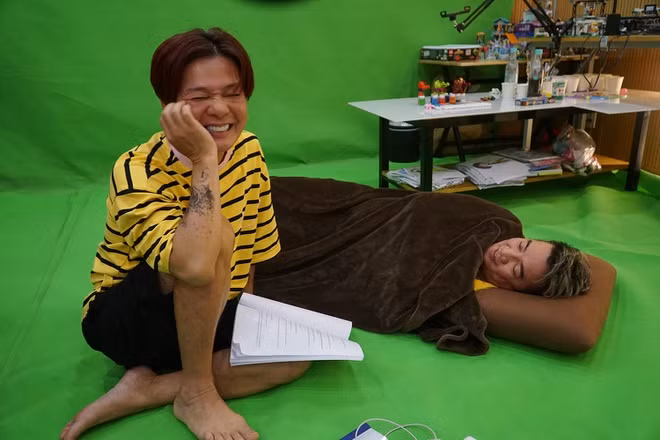 Khoảnh khắc thoải mái, tự nhiên Đàm Vĩnh Hưng và Vũ Hà trong buổi tập. Trong những ngày cận kề Tết Âm lịch, các nghệ sĩ thường bận rộn với lịch chạy show. do đó, việc tập hợp đầy đủ thành viên để chuẩn bị cho Táo Xuân là không hề dễ dàng.