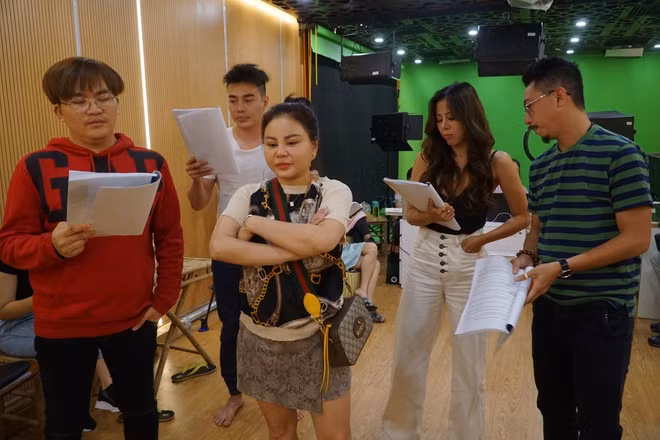 Đại Nghĩa đảm nhận vai Táo đỏ như những năm trước. Hứa Minh Đạt vào vai Bắc Đẩu, trong khi đó, Lê Dương Bảo Lâm sẽ đảm nhận vai Nam Tào. Đây đều là những nhân vật quen thuộc trong các chương trình Táo quân.