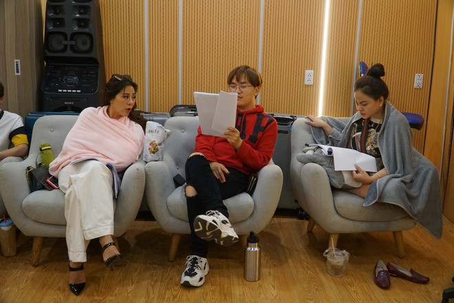 Chương trình sẽ được ghi hình trước và phát sóng trước thời khắc Giao thừa, nhưng không vì thế mà các nghệ sĩ chủ quan trong quá trình chuẩn bị. để "Kiều nữ làng hài" xuất hiện khá sớm, chăm chú nghiên cứu kịch bản và trao đổi cùng đồng nghiệp.