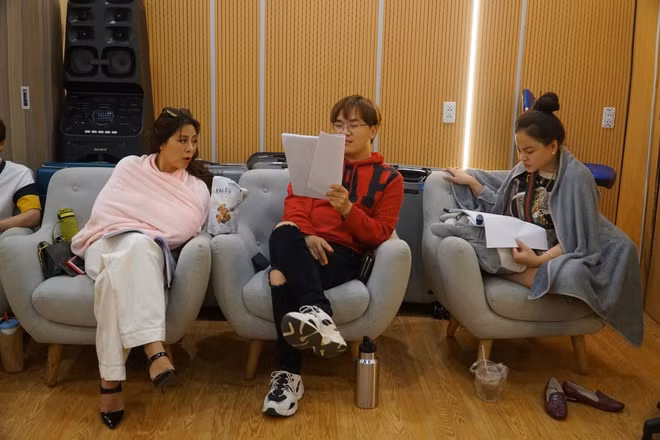 Chương trình sẽ được ghi hình trước và phát sóng trước thời khắc Giao thừa, nhưng không vì thế mà các nghệ sĩ chủ quan trong quá trình chuẩn bị. để "Kiều nữ làng hài" xuất hiện khá sớm, chăm chú nghiên cứu kịch bản và trao đổi cùng đồng nghiệp.