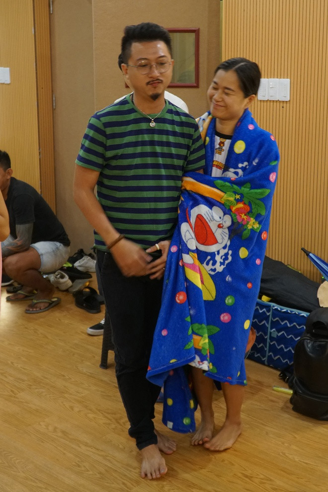 Trong buổi tập, dàn nghệ sĩ dành khá nhiều sự chú ý cho vợ chồng Lâm Vỹ Dạ - Hứa Minh Đạt. Hai người nhiều lần thể hiện tình cảm gắn bó, thân mật.