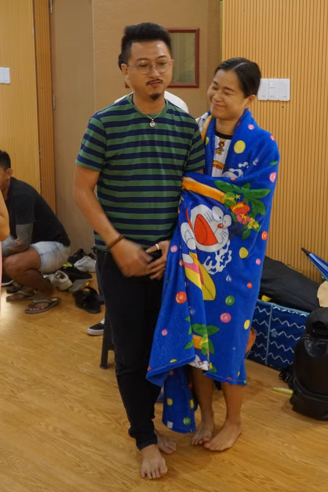 Trong buổi tập, dàn nghệ sĩ dành khá nhiều sự chú ý cho vợ chồng Lâm Vỹ Dạ - Hứa Minh Đạt. Hai người nhiều lần thể hiện tình cảm gắn bó, thân mật.