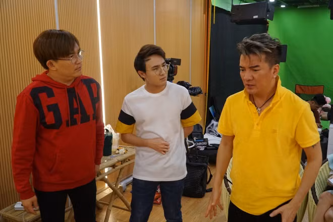 Huỳnh Lập là một trong hai người chấp bút kịch bản cùng Hoàng Khôi. Ngoài ra, anh còn đảm nhận vai Táo xanh quen thuộc. Huỳnh Lập là một trong những nghệ sĩ trẻ có khả năng viết kịch bản tốt. Không chỉ đầu tư làm web drama, mới đây, anh còn ra mắt phim điện ảnh Pháp sư mù mang chủ đề tâm linh.