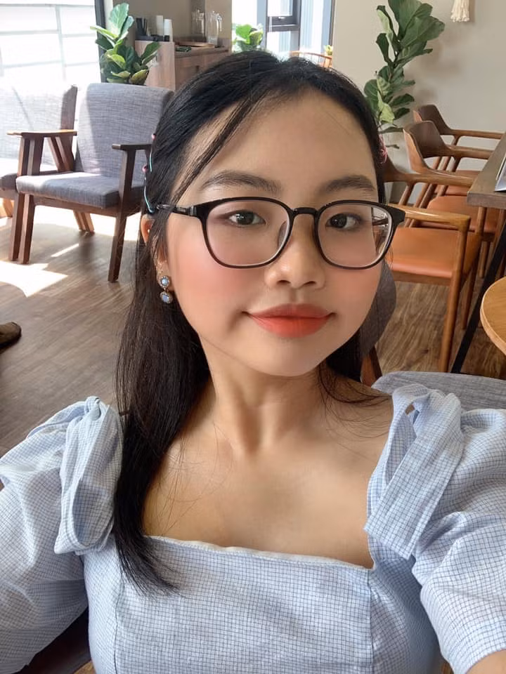 Nói về những trang phục của Phương Mỹ Chi bị nhiều người cho là "chín ép", Phương Mỹ Chi cho rằng: "Kể cả crop top đều phù hợp với lứa tuổi của tôi. Tôi cũng không mặc khoét lưng hay đồ quá sexy. Các bạn cùng lứa tuổi với tôi cũng mặc như vậy. Tôi nghĩ mình học lớp 11 rồi có thể mặc được những trang phục đó. Tất nhiên dáng mà đẹp thì có thể khoe chút xíu nhưng những gì phản cảm quá, trái ngược với hình ảnh của mình, tôi sẽ không theo đuổi".