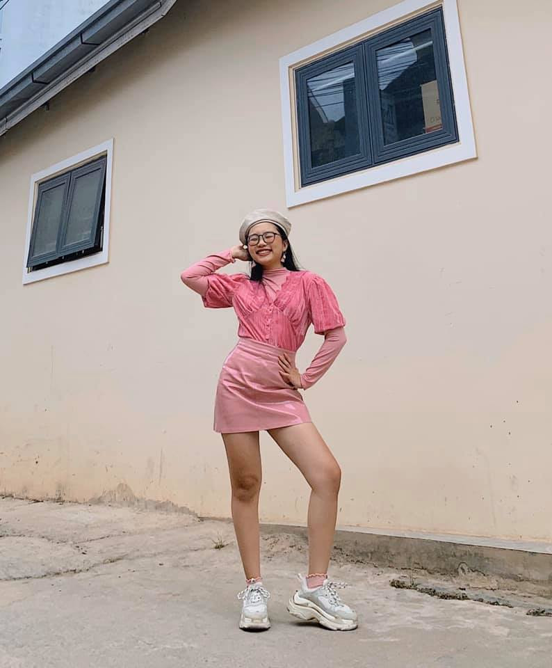 Trên trang cá nhân, Phương Mỹ Chi thường xuyên chia sẻ những hình ảnh đời thường hoặc đi sự kiện nhận được sự quan tâm của cộng đồng.