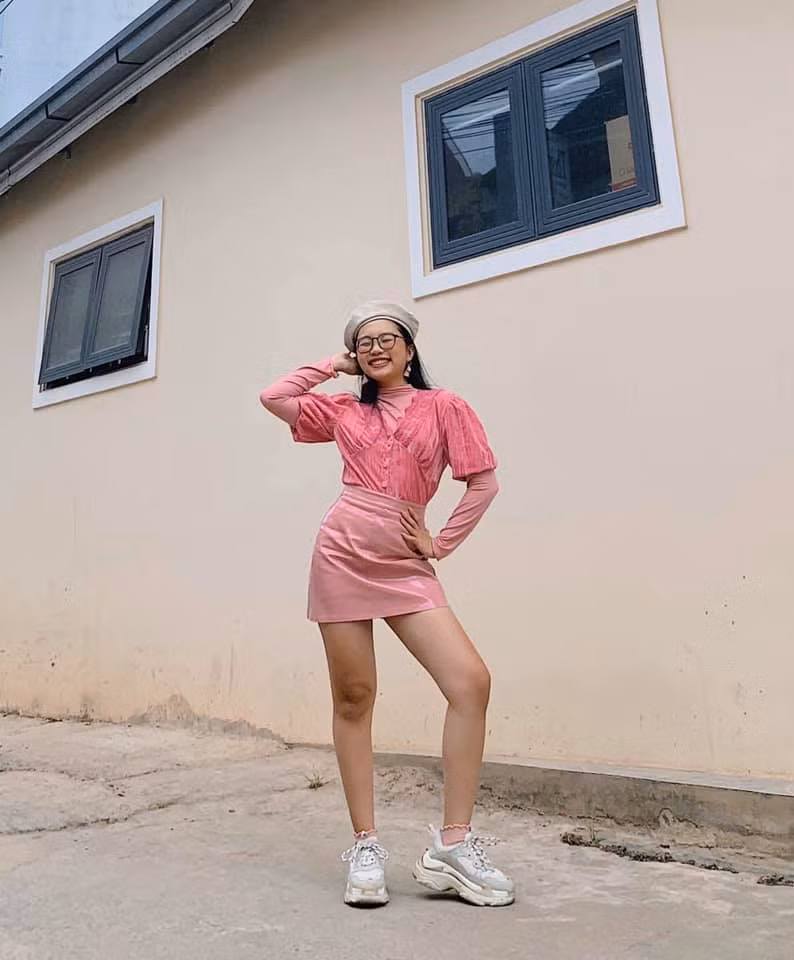 Trên trang cá nhân, Phương Mỹ Chi thường xuyên chia sẻ những hình ảnh đời thường hoặc đi sự kiện nhận được sự quan tâm của cộng đồng.