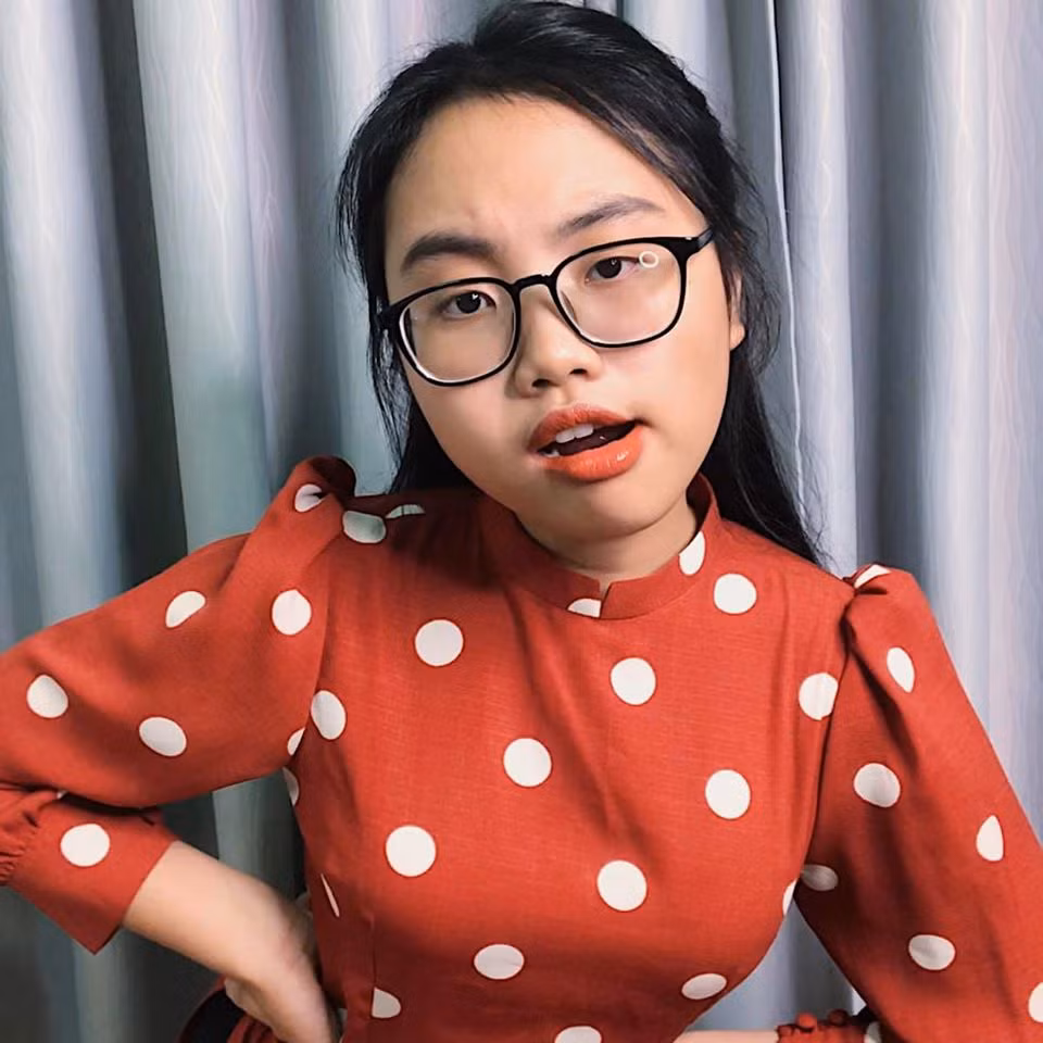 "Em vào đời sớm hơn những bạn đồng trang lứa, điều em nhận được là hào quang, là tình cảm không biên giới của những người dưng xa lạ.Tuổi 17, em nhận ra rằng, có người tốt và cũng có kẻ xấu. Có người thật lòng và cũng có kẻ giả dối. Thế giới không còn 1 màu hồng như lúc em còn 10 tuổi".