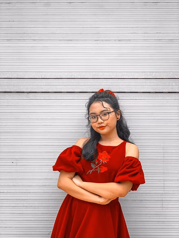 Ngoài ra, Giọng ca "Quê em mùa nước lũ" cũng từng bị nhận xét là ăn mặc hở hang khi chia sẻ những hình ảnh đời thường.