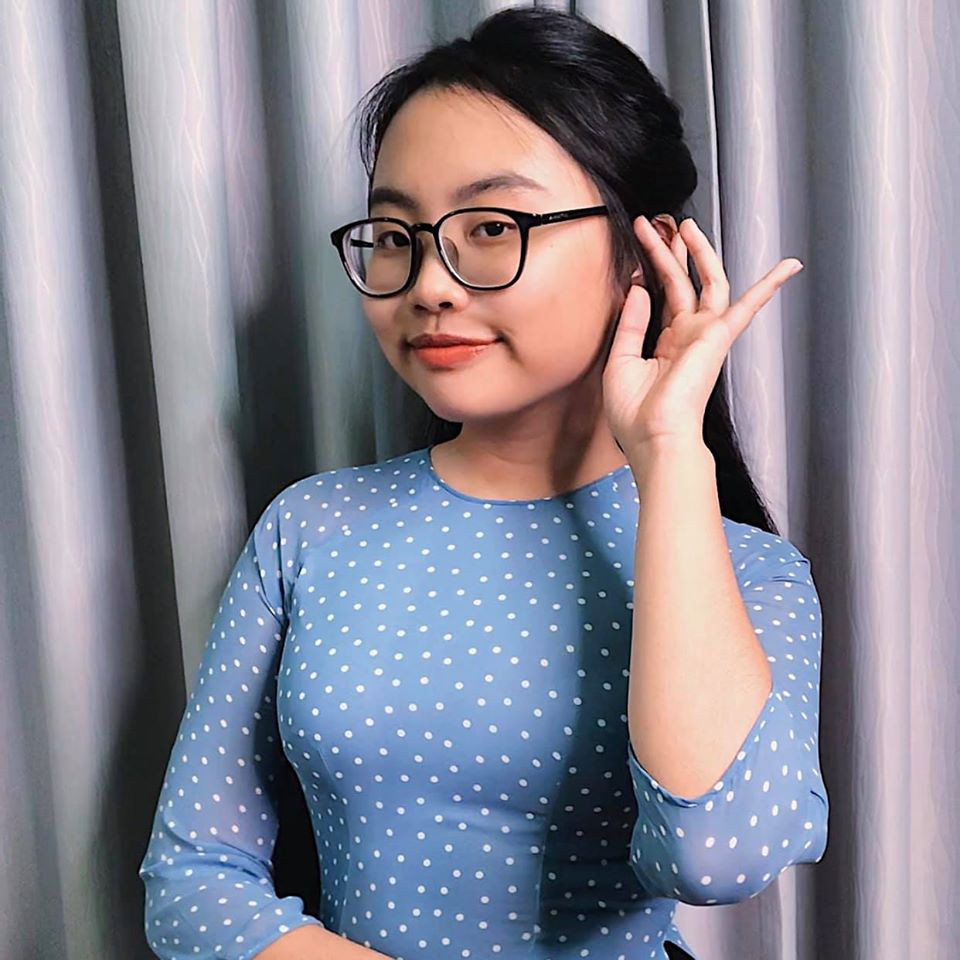 Phong cách thời trang của Phương Mỹ Chi thời gian gần đây tiếp tục trở thành tâm điểm chú ý của cộng đồng. Cụ thể, khi cô nàng xuất hiện trong một chương trình truyền hình nhận được nhiều bình luận cho là trang điểm quá đậm khiến gương mặt trở nên già dặn hơn so với độ tuổi 17.