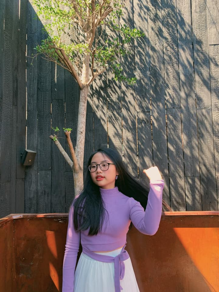 "Không sao em ơi, tổn thương đổi lấy cho ta món quà là sự tinh khôn. Đó là hành trang giúp em nhiều trên con đường phía trước. Và em sẽ gặp những người em sẽ gặp... 1 trái tim ấm áp, đón nhận thử thách chỉ càng khiến nó lan tỏa sự ấm áp đi xa hơn", Phương Mỹ Chi chia sẻ.