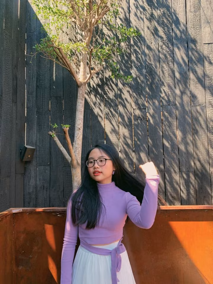 "Không sao em ơi, tổn thương đổi lấy cho ta món quà là sự tinh khôn. Đó là hành trang giúp em nhiều trên con đường phía trước. Và em sẽ gặp những người em sẽ gặp... 1 trái tim ấm áp, đón nhận thử thách chỉ càng khiến nó lan tỏa sự ấm áp đi xa hơn", Phương Mỹ Chi chia sẻ.