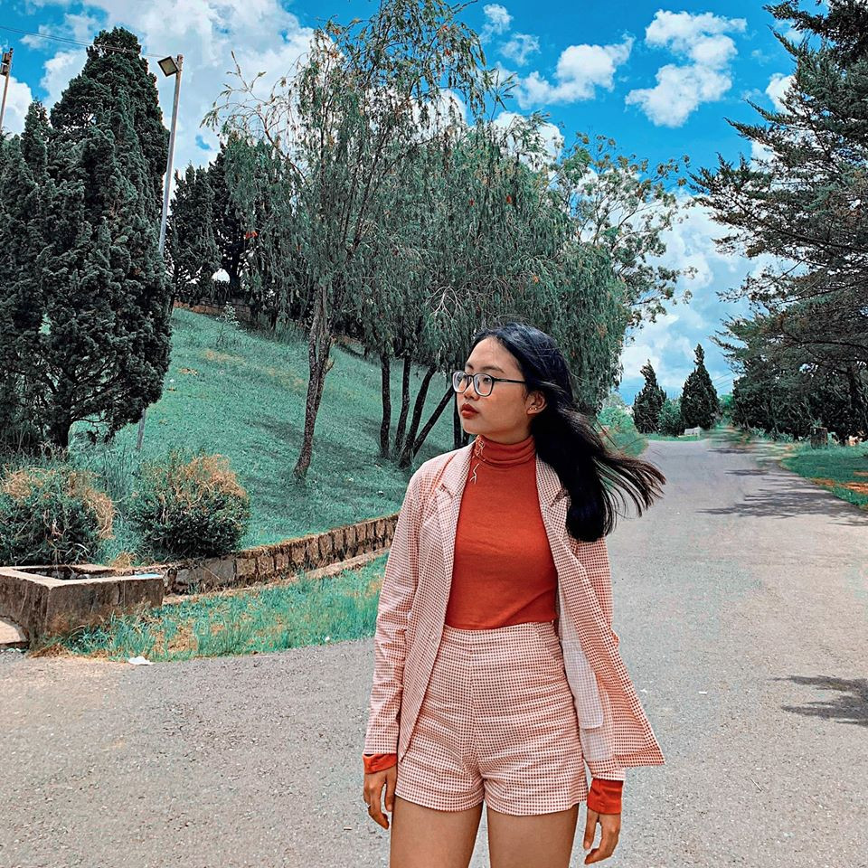 Mới đây, ca sĩ Phương Mỹ Chi đăng tải bức ảnh diện set đồ cá tính kèm dòng chú thích: "Nay được ra đường rồi ai cũng mừng vui, nhưng hãy như Chi đi 1 mình thôi và đi chỗ vắng người thôi, vì hết cách ly chứ chưa hết dịch đâu nha mọi người".