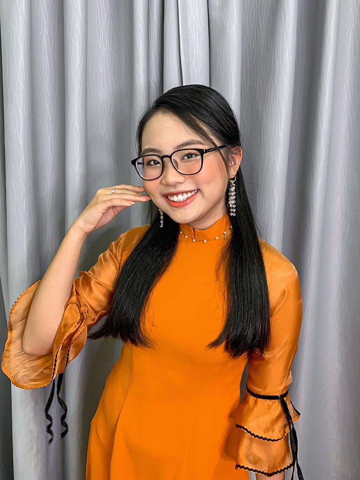 "Cô bé dân ca" đen nhẻm ngày nào nay đã ra dáng thiếu nữ với phong cách khi thanh lịch...