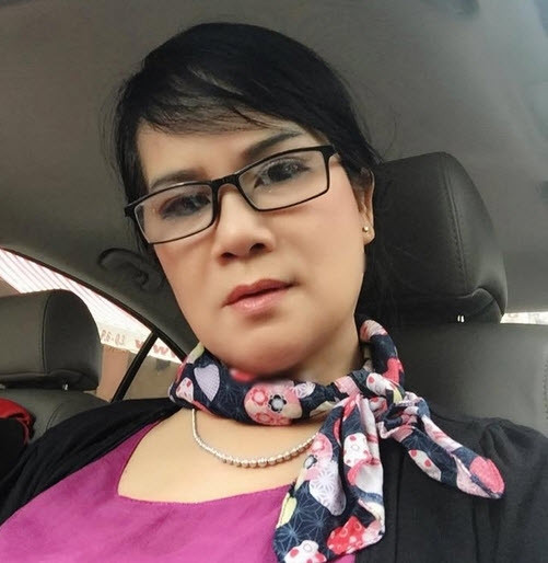 "Hồi xưa ngoại làm giáo viên dạy cấp 3, mà về hưu xong ngoại chuyển qua làm giáo viên tiểu học luôn. Nay ba mẹ đi miền Tây trao máy lọc, ngoại 1 tay 4 đứa. Ngoại đúng là muôn năm. Bữa giờ bệnh dịch ở nhà không, mà bước ra cửa cái mấy đứa hỏi “ủa ba mẹ đi đâu, sao ba mẹ bỏ con hoài vậy”. Ủa lạ!" - bà xã Lý Hải chia sẻ.