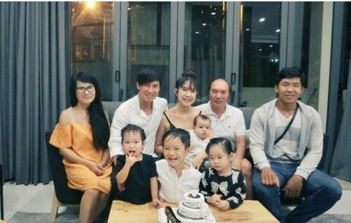 Mẹ vợ Lý Hải thường xuyên có mặt trong những lần tụ họp của gia đình.