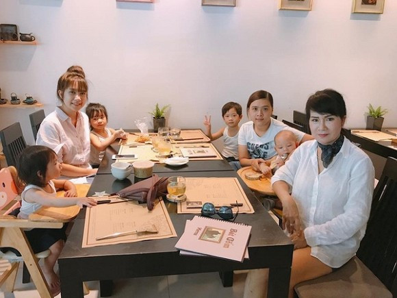 Trên gương mặt bà, ai nấy cũng dễ dàng nhận ra nhiều đường nét của Minh Hà trong đó.