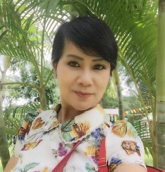 Đặc biệt trong mùa dịch khi các cháu được nghỉ học, mẹ vợ Lý Hải chính là người dạy học cho 4 cháu. Theo Minh Hà tiết lộ thì mẹ cô ngày xưa vốn là giáo viên cấp 3.