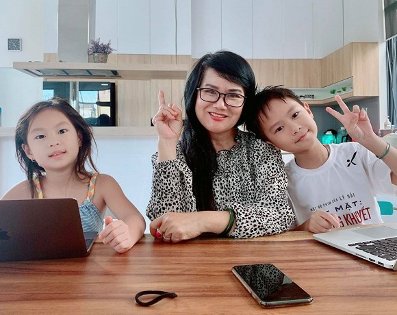 Trong cuộc sống hằng ngày, mẹ vợ Lý Hải thường xuyên giúp vợ chồng anh chăm sóc các cháu. Trong những bữa tiệc vui vẻ hay các chuyến du lịch của gia đình đông con này, bà cũng hiếm khi vắng mặt.