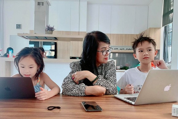 Được biết, mẹ vợ Lý Hải năm nay ngoài 60 tuổi, chỉ hơn con rể đúng 10 tuổi. Điều này không có gì ngạc nhiên, vì Lý Hải lấy vợ rất trẻ, Minh Hà kém chồng tới tận 17 tuổi.